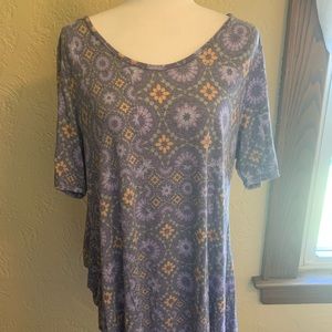 EUC LulaRoe T-shirt. Shirt is perfect with jeans or leggings.